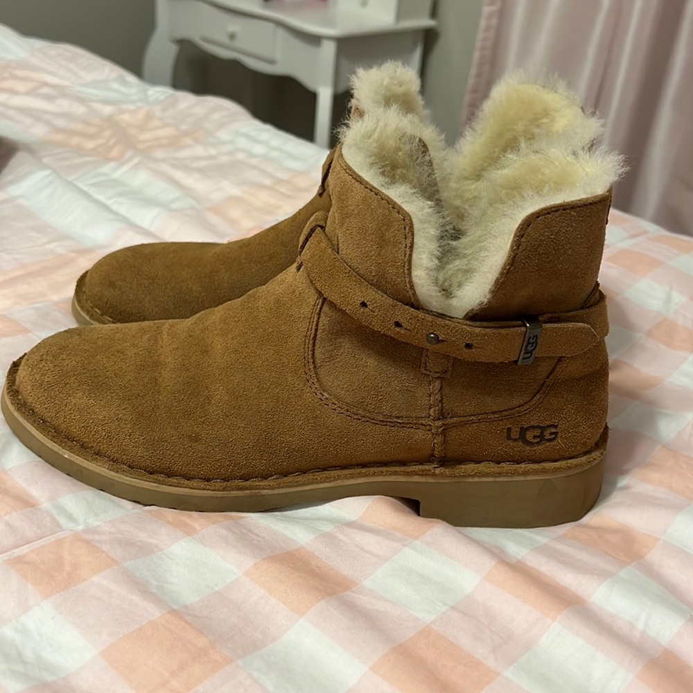 Women’s UGG McKay Chestnut Suede Boots sz 9